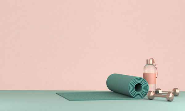 Йога постелка в светла стая с минималистичен интериор